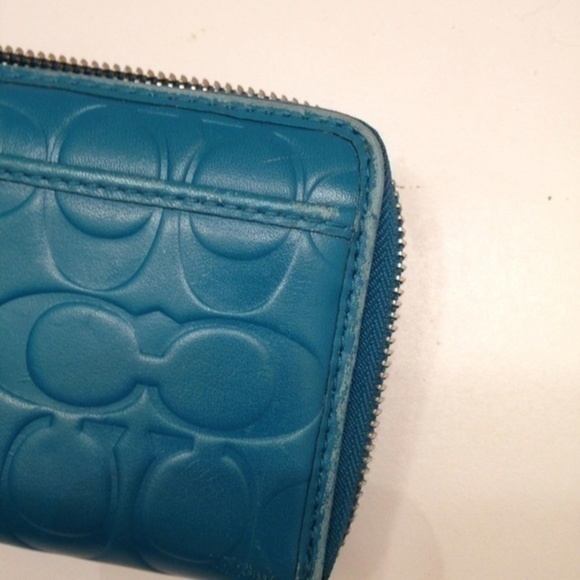 COACH WALLET BLUE LEATHER EMBOSSED leather soho zipper clutch
